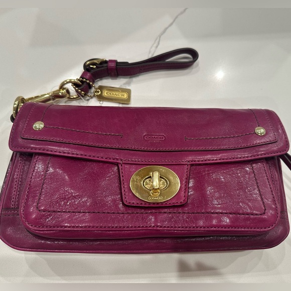 Coach Hampton Lindsey Magenta Leather Turn Lock Clutch. - Picture 3 of 16